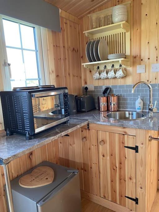 Beautiful 1 Bed Shepherd Hut In Warwickshire Warwick  Buitenkant foto