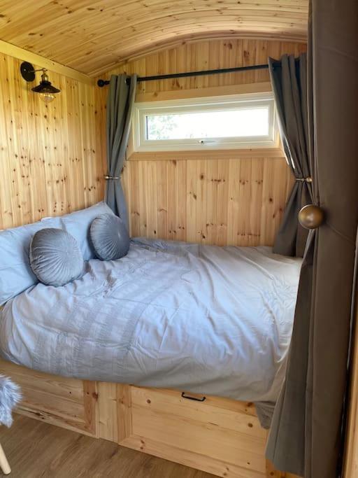 Beautiful 1 Bed Shepherd Hut In Warwickshire Warwick  Buitenkant foto