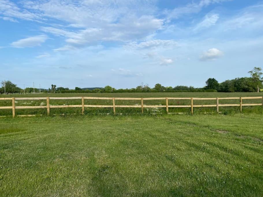 Beautiful 1 Bed Shepherd Hut In Warwickshire Warwick  Buitenkant foto